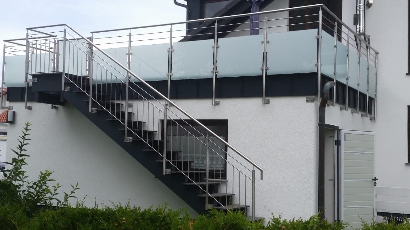 Außentreppe aus Stahl mit Edelstahlgeländer, führt auf eine Dachterrasse mit Glasbrüstung