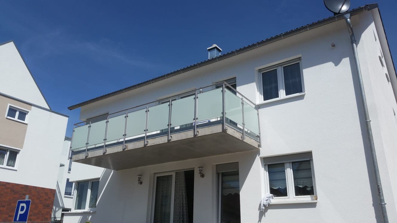 Balkon mit Edelstahlgeländer und Glasfüllung an einem Einfamilienhaus
